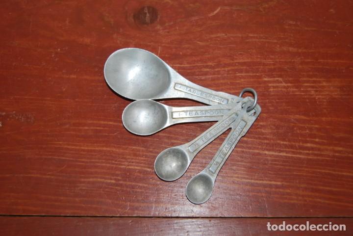 Antig&uuml;edades: CUCHARAS MEDIDORAS DE METAL - MEDIDOR DE COCINA - TABLESPOON - TEASPOON - A&Ntilde;OS 50-60