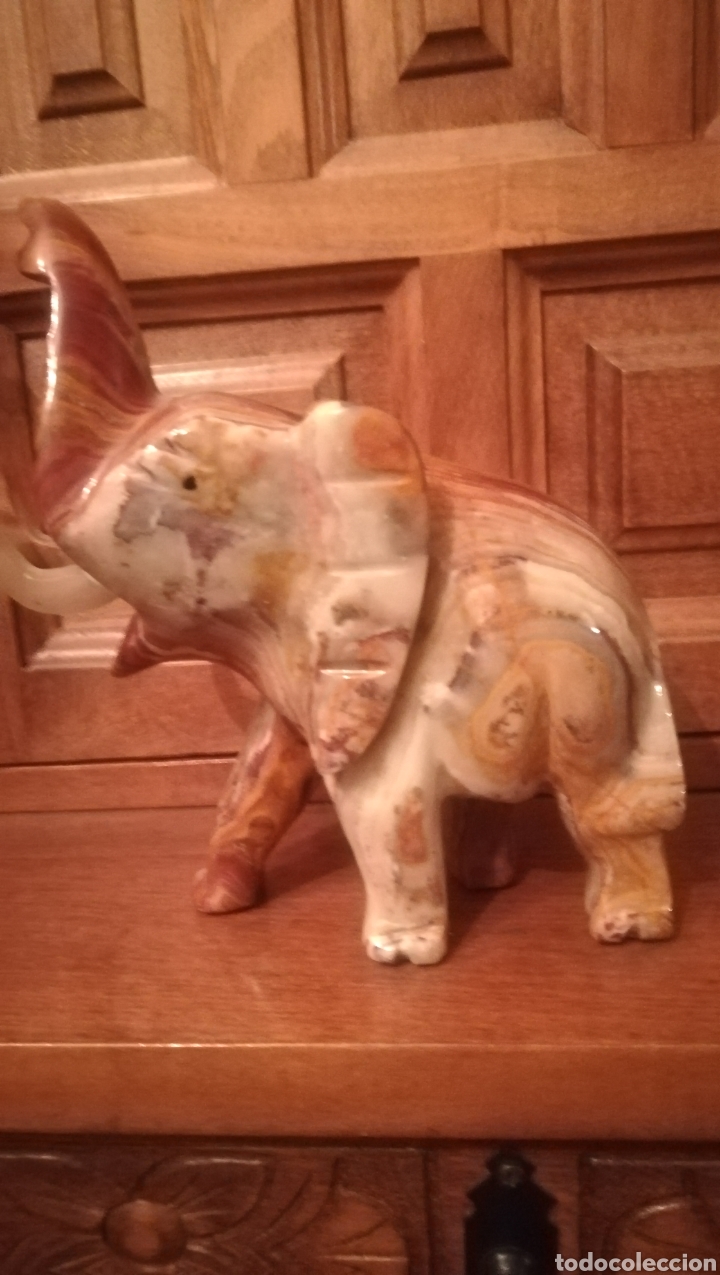 Antig&uuml;edades: Figura de elefante de m&aacute;rmol jaspeado