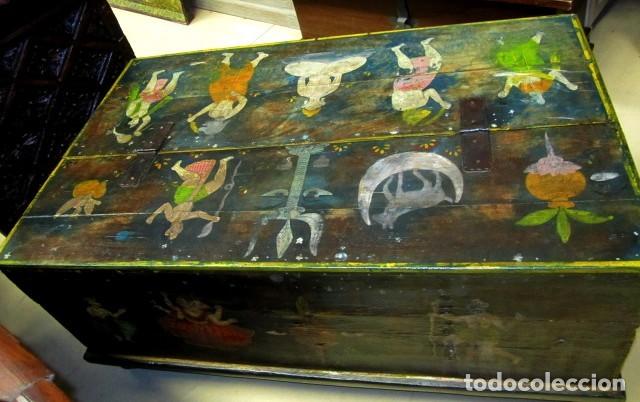 Antig&uuml;edades: Mesa arcon policromada con tematica indu - Foto 1