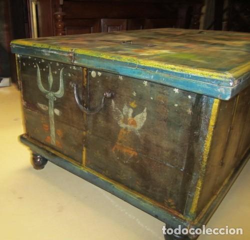 Antig&uuml;edades: Mesa arcon policromada con tematica indu - Foto 3