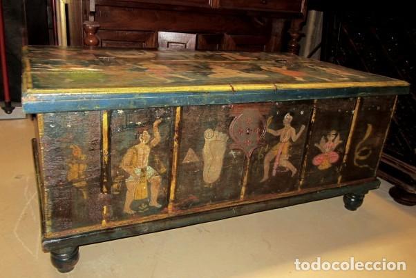 Antig&uuml;edades: Mesa arcon policromada con tematica indu - Foto 4