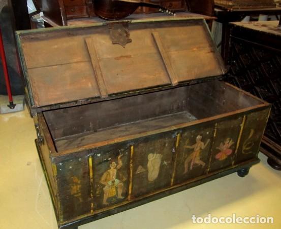 Antig&uuml;edades: Mesa arcon policromada con tematica indu - Foto 5