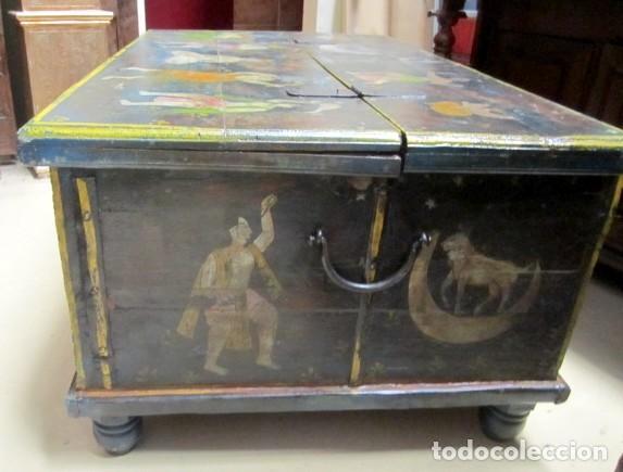 Antig&uuml;edades: Mesa arcon policromada con tematica indu - Foto 6