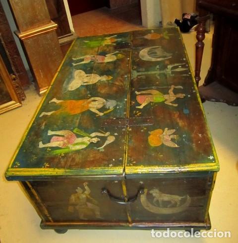 Antig&uuml;edades: Mesa arcon policromada con tematica indu - Foto 7