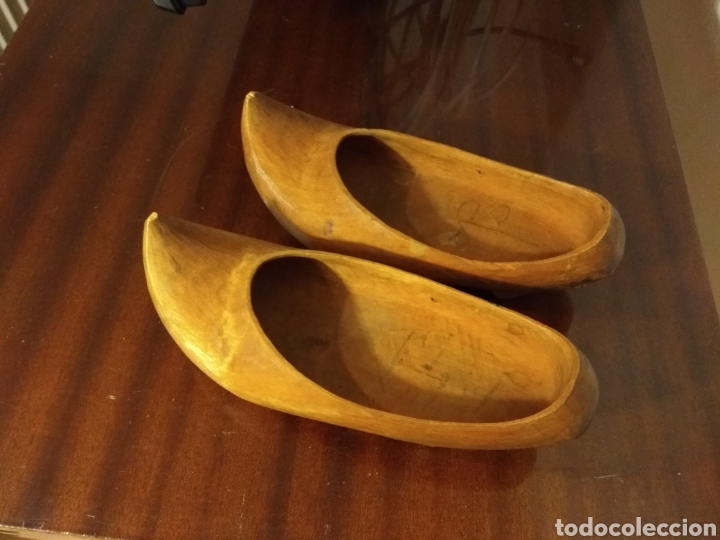 Antig&uuml;edades: Dos peque&ntilde;os zuecos de madera tallada. 20 cms - Foto 1