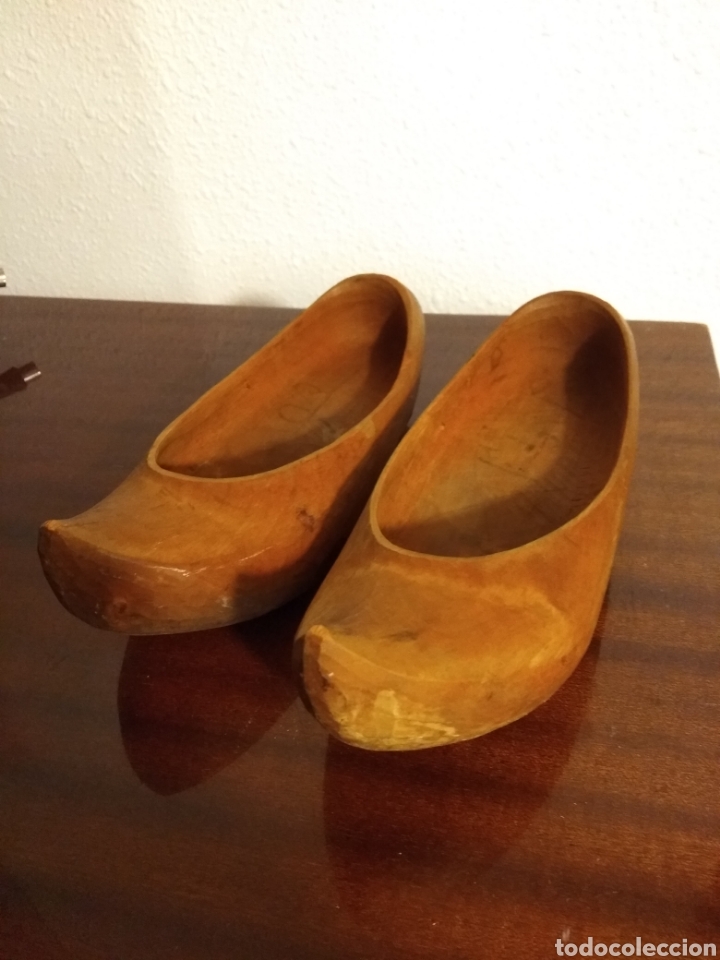 Antig&uuml;edades: Dos peque&ntilde;os zuecos de madera tallada. 20 cms - Foto 2