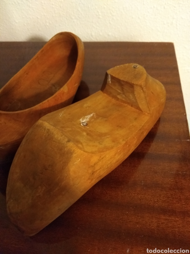 Antig&uuml;edades: Dos peque&ntilde;os zuecos de madera tallada. 20 cms - Foto 3
