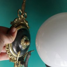Antigüedades: APLIQUE LAMPARA ESTILO IMPERIO DE BRONCE PATINA PLATA CON LAZOS DORADOS Y TULIPA BLANCA