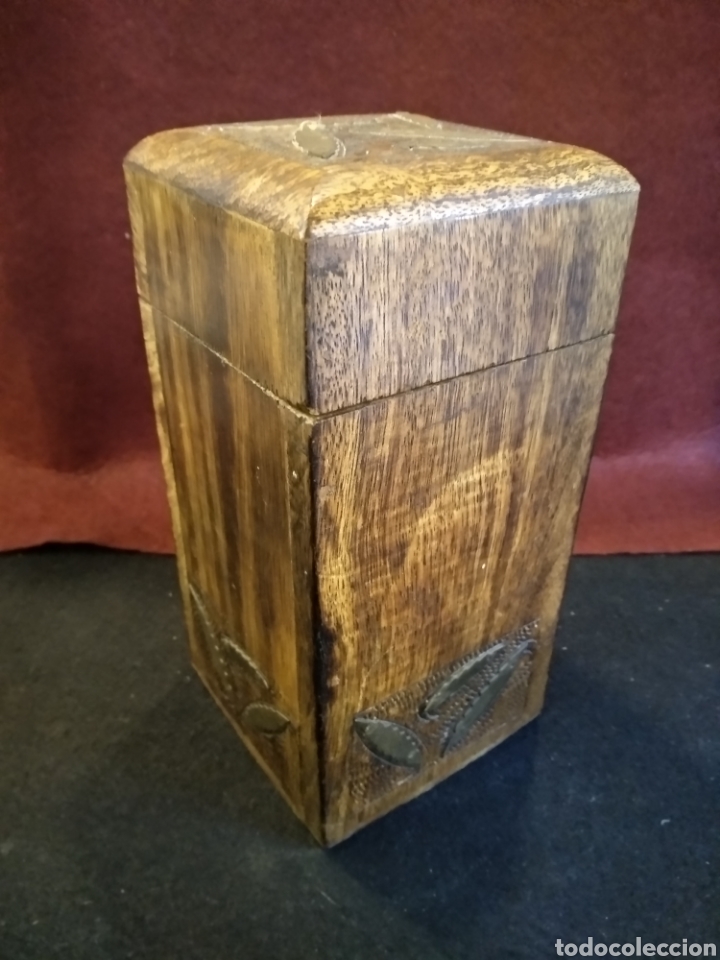 Antig&uuml;edades: Caja de madera con decoracion de lat&oacute;n - Foto 1