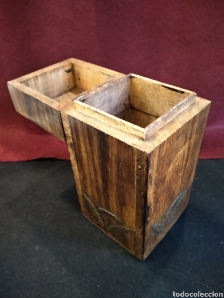 Antig&uuml;edades: Caja de madera con decoracion de lat&oacute;n - Foto 2
