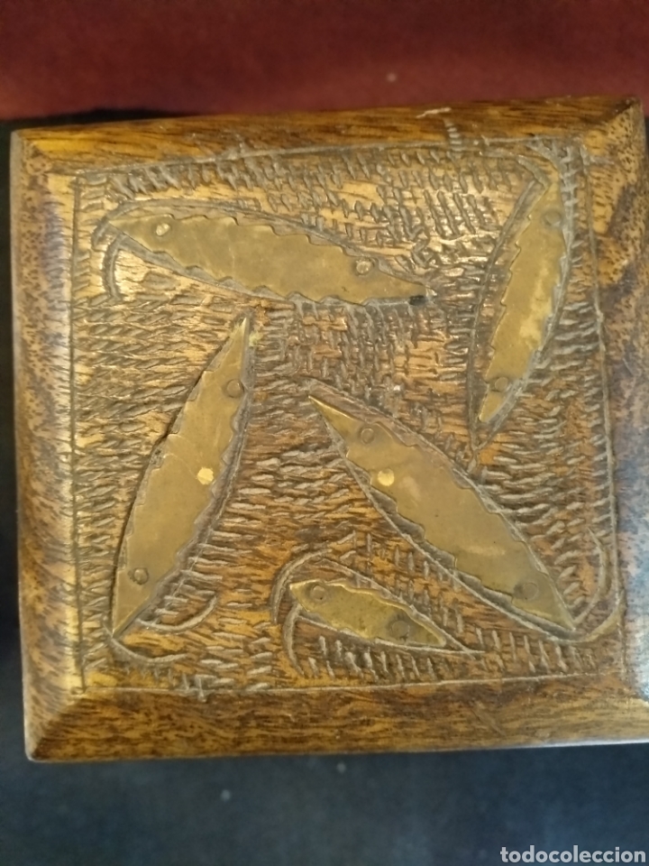 Antig&uuml;edades: Caja de madera con decoracion de lat&oacute;n - Foto 3