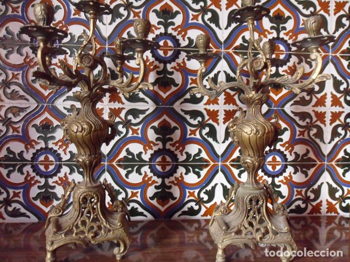 Antig&uuml;edades: par de candelabros de cuatro brazos de bronce - Foto 1