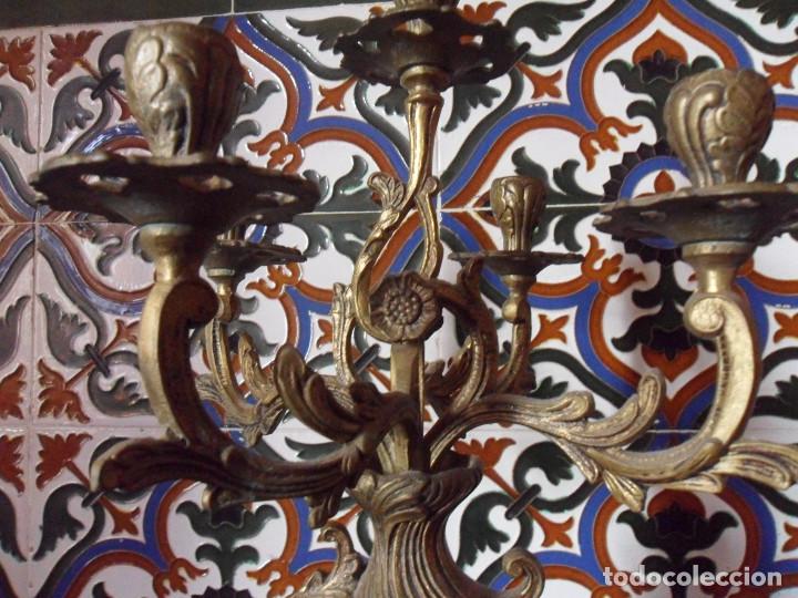 Antig&uuml;edades: par de candelabros de cuatro brazos de bronce - Foto 3