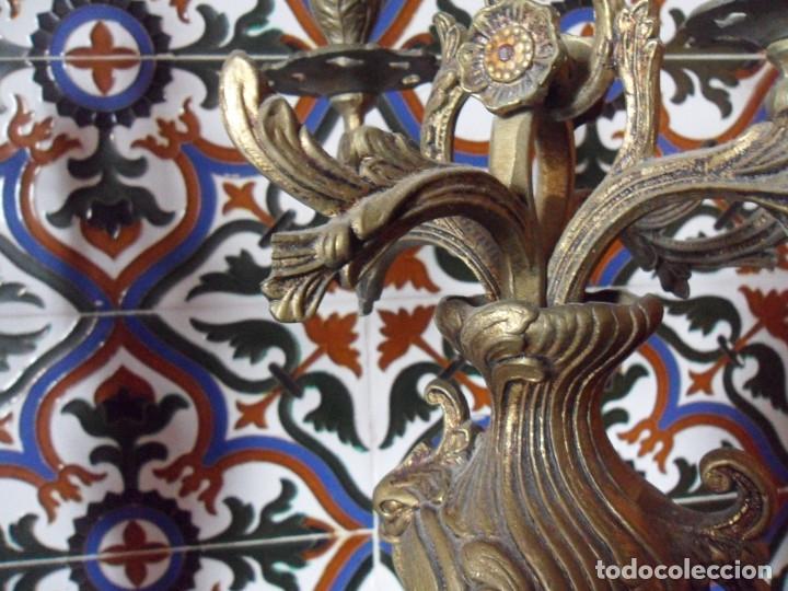 Antig&uuml;edades: par de candelabros de cuatro brazos de bronce - Foto 4