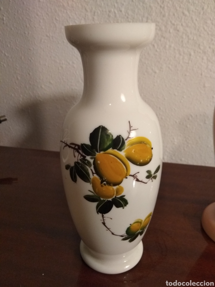 Antig&uuml;edades: Dos bonitos jarrones. 20 cms. - Foto 2