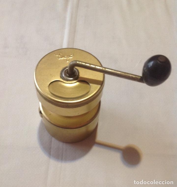 Oggetti Antichi: MOLINILLO DE CAF&Eacute; EN ALUMINIO DORADO, MARCA ESAZA. APROXIMADAMENTE A&Ntilde;OS 50'.