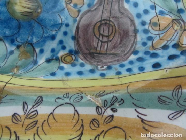 Antig&uuml;edades: gran plato de manises con guitarra - Foto 2