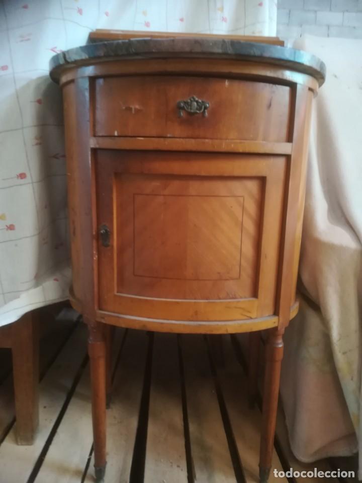 Antig&uuml;edades: Mesilla ovalada con tapa de m&aacute;rmol - Foto 1
