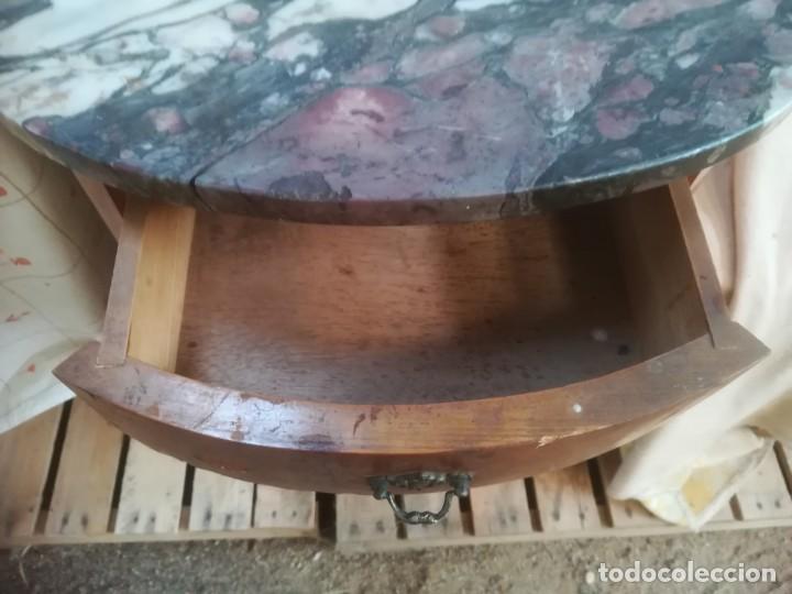 Antig&uuml;edades: Mesilla ovalada con tapa de m&aacute;rmol - Foto 3