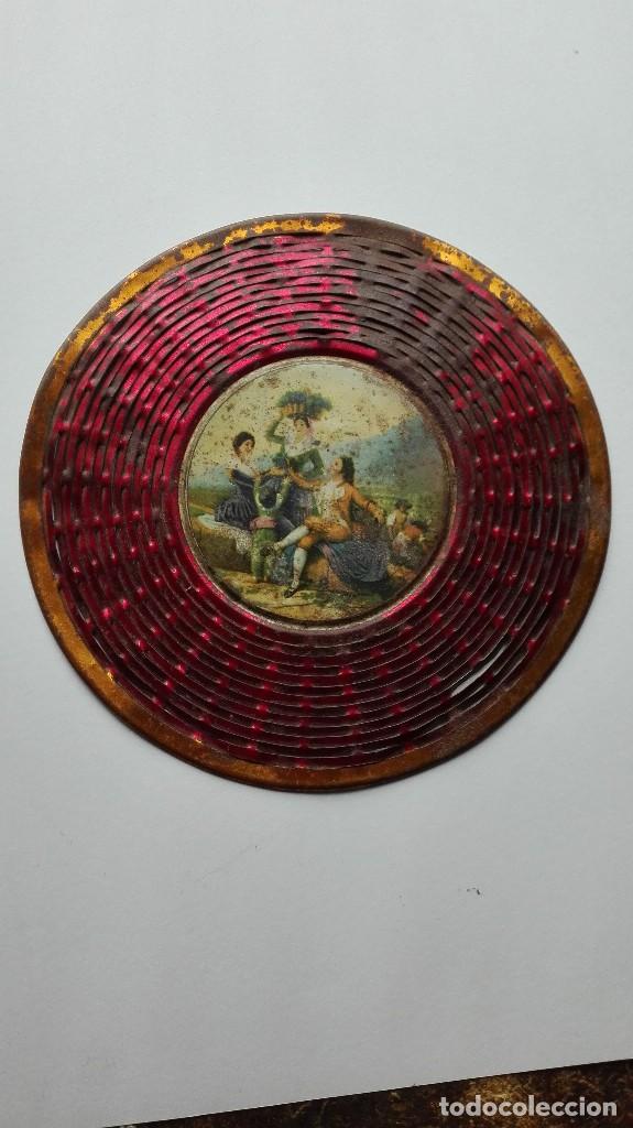 Antiguidades: Salvamantel de chapa motivo la merienda de Goya primer tercio del siglo 20