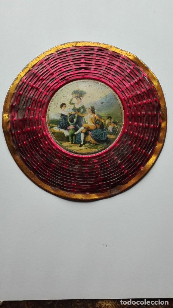 Antiguidades: Salvamantel de chapa motivo la merienda de Goya primer tercio del siglo 20