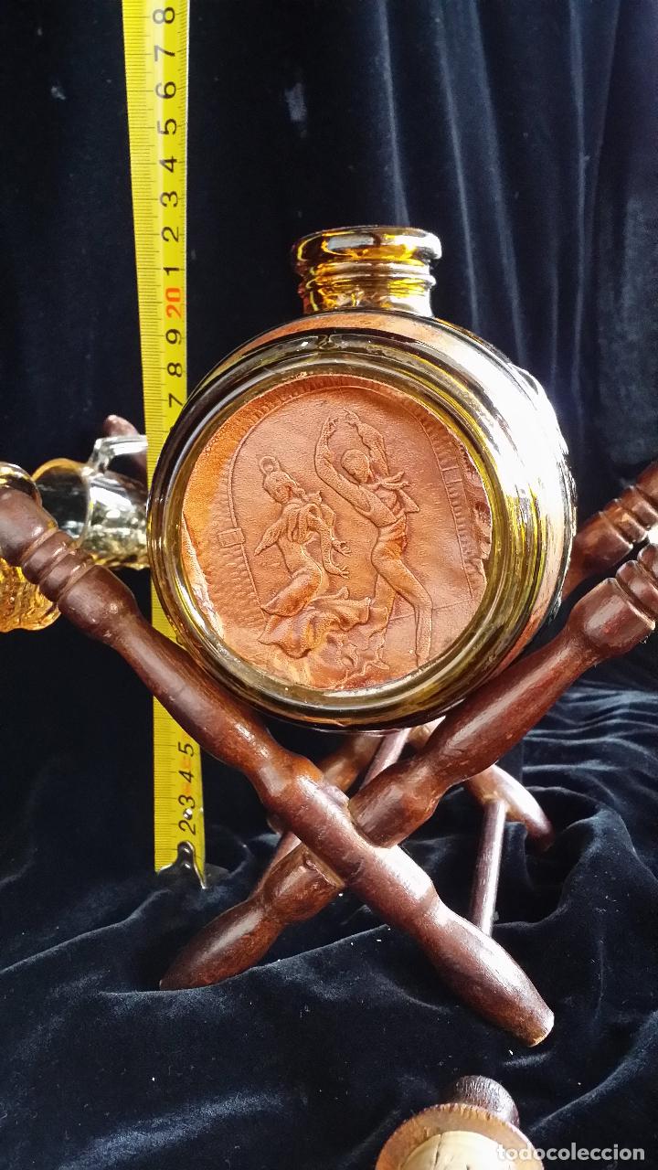 Antig&uuml;edades: Licorera de barril con copas VINTAGE - Foto 3