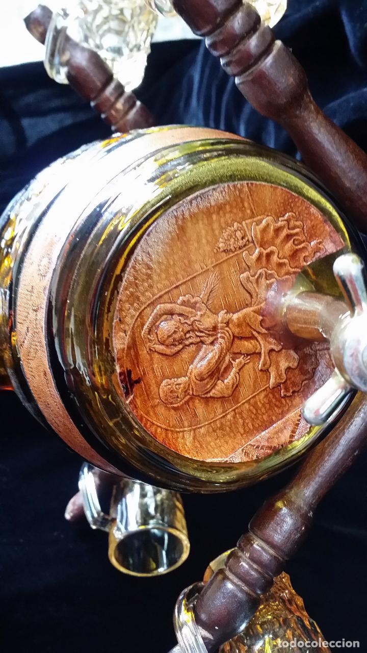 Antig&uuml;edades: Licorera de barril con copas VINTAGE - Foto 5