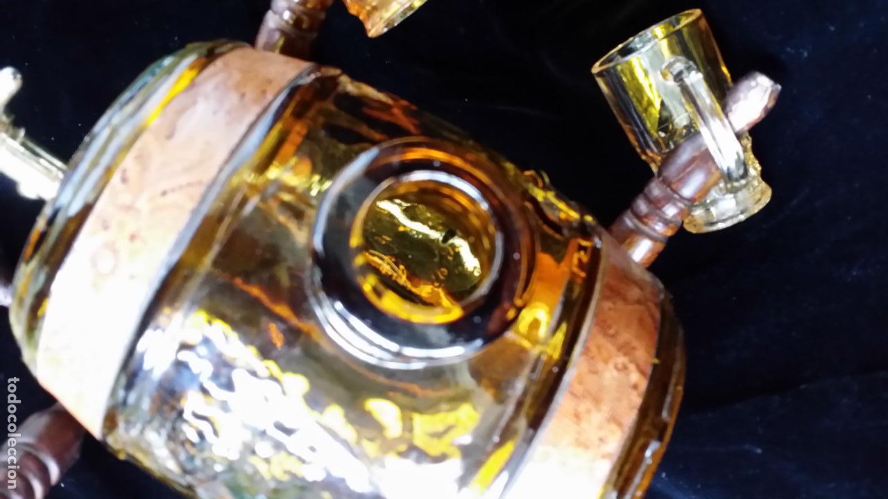 Antig&uuml;edades: Licorera de barril con copas VINTAGE - Foto 7