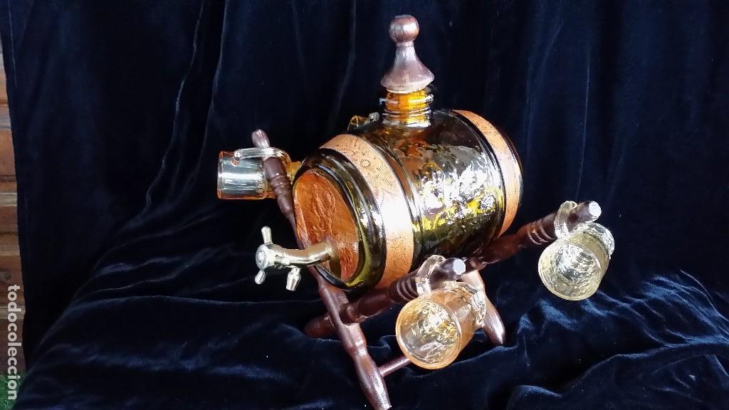 Antig&uuml;edades: Licorera de barril con copas VINTAGE - Foto 2