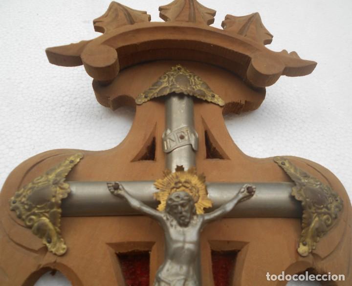 Antig&uuml;edades: Benditera sobre madera - Foto 2