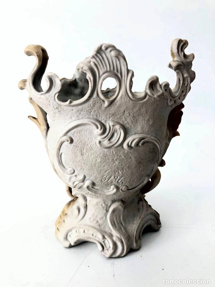 Antig&uuml;edades: FLORERO DE BISCUIT CON FORMAS ROCOCO - S. XIX - Foto 4