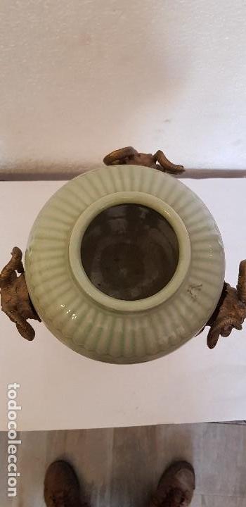 Antig&uuml;edades: ANTIGUO FLORERO DE BRONCE Y CERAMICA - Foto 4