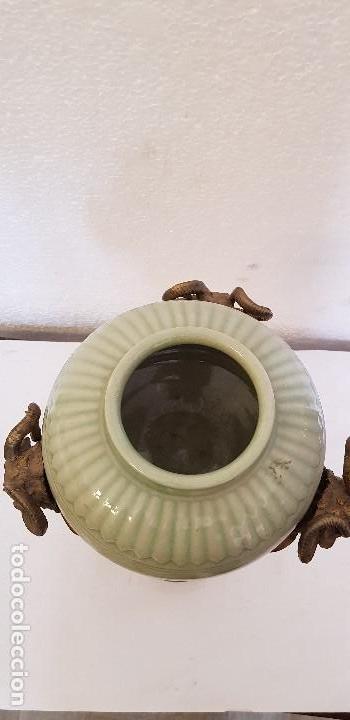 Antig&uuml;edades: ANTIGUO FLORERO DE BRONCE Y CERAMICA - Foto 6
