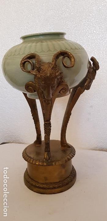 Antig&uuml;edades: ANTIGUO FLORERO DE BRONCE Y CERAMICA - Foto 2