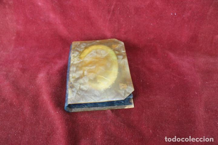 Antig&uuml;edades: ANTIGUO NECESER EN FORMA DE LIBRO, EN CELULOIDE, CON ESPEJO. - Foto 1