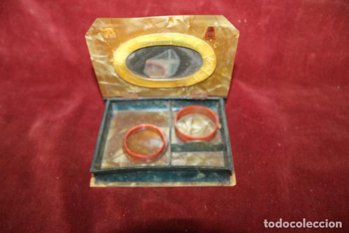 Antig&uuml;edades: ANTIGUO NECESER EN FORMA DE LIBRO, EN CELULOIDE, CON ESPEJO. - Foto 2