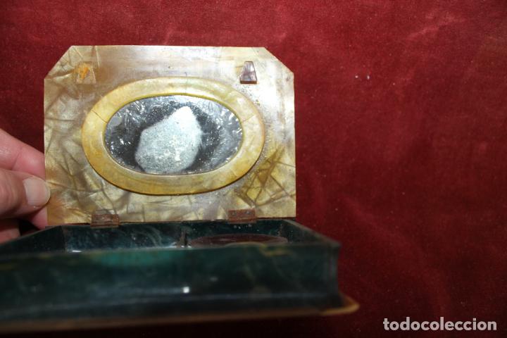 Antig&uuml;edades: ANTIGUO NECESER EN FORMA DE LIBRO, EN CELULOIDE, CON ESPEJO. - Foto 8