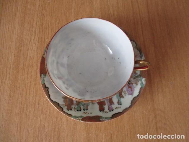 Antigüedades: Taza y plato en porcelana JAPONESA, PINTADO A MANO con sello en la base. - Foto 11 - 152494110