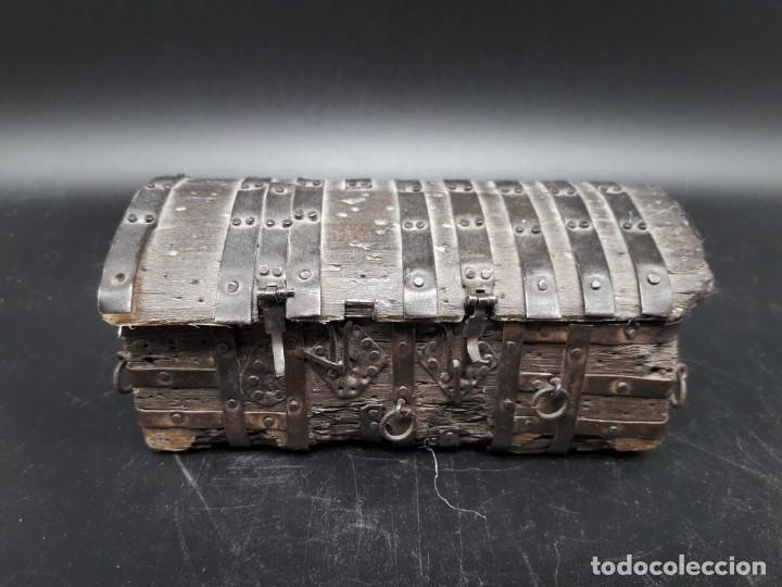 Antig&uuml;edades: Caja de estilo romanico - Foto 1