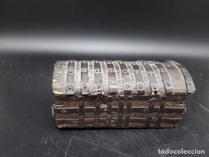 Antig&uuml;edades: Caja de estilo romanico - Foto 4