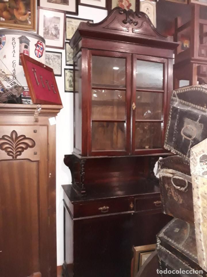 Antig&uuml;edades: mueble vitrina de madera - Foto 1