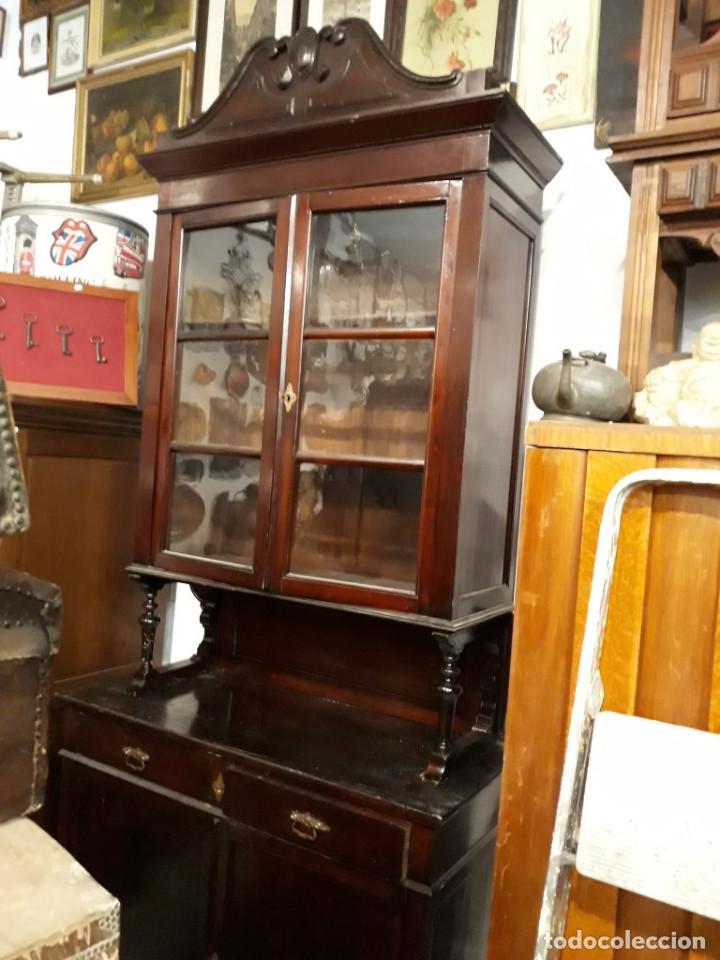 Antig&uuml;edades: mueble vitrina de madera - Foto 2