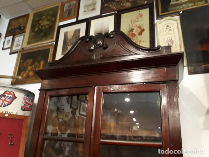 Antig&uuml;edades: mueble vitrina de madera - Foto 3