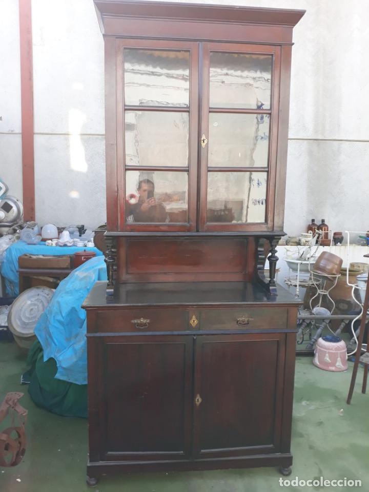 Antig&uuml;edades: mueble vitrina de madera - Foto 4