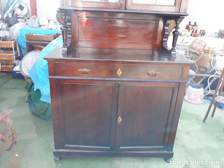 Antig&uuml;edades: mueble vitrina de madera - Foto 5