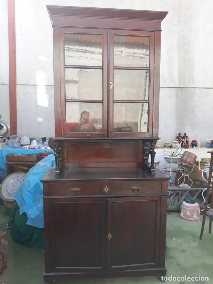 Antig&uuml;edades: mueble vitrina de madera - Foto 6