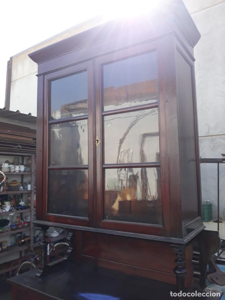Antig&uuml;edades: mueble vitrina de madera - Foto 7