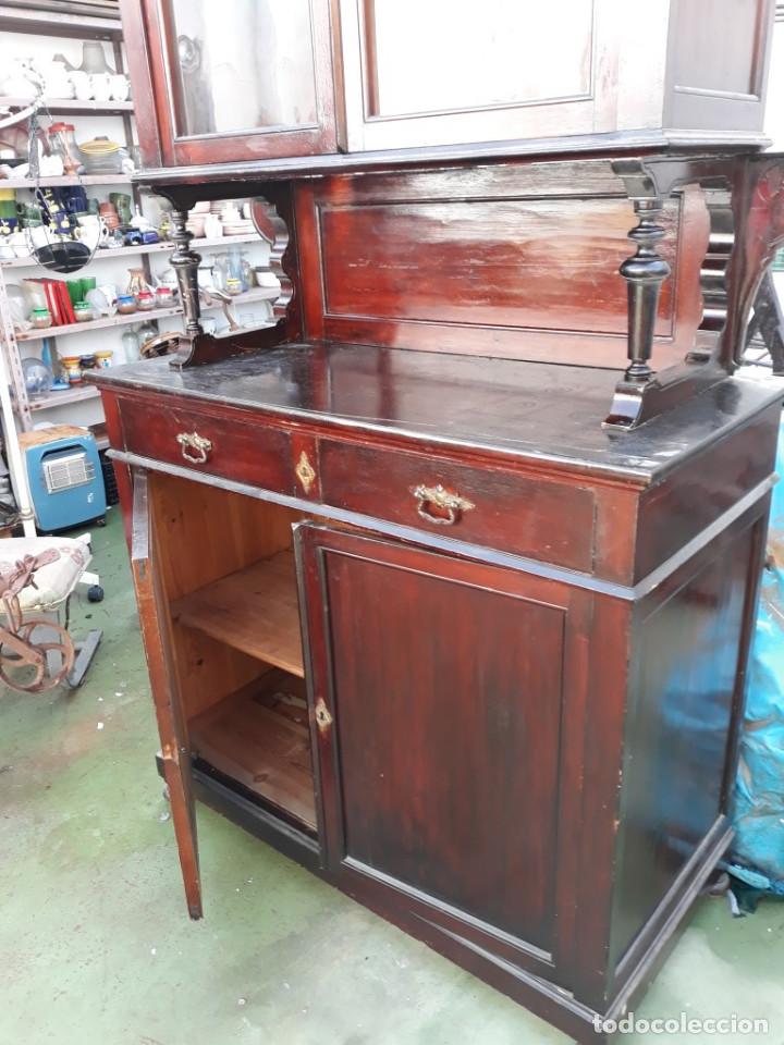 Antig&uuml;edades: mueble vitrina de madera - Foto 8