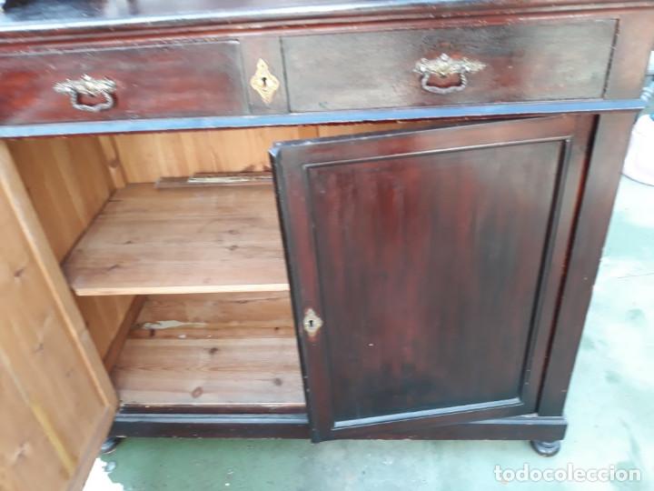 Antig&uuml;edades: mueble vitrina de madera - Foto 9