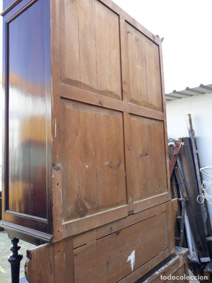 Antig&uuml;edades: mueble vitrina de madera - Foto 10